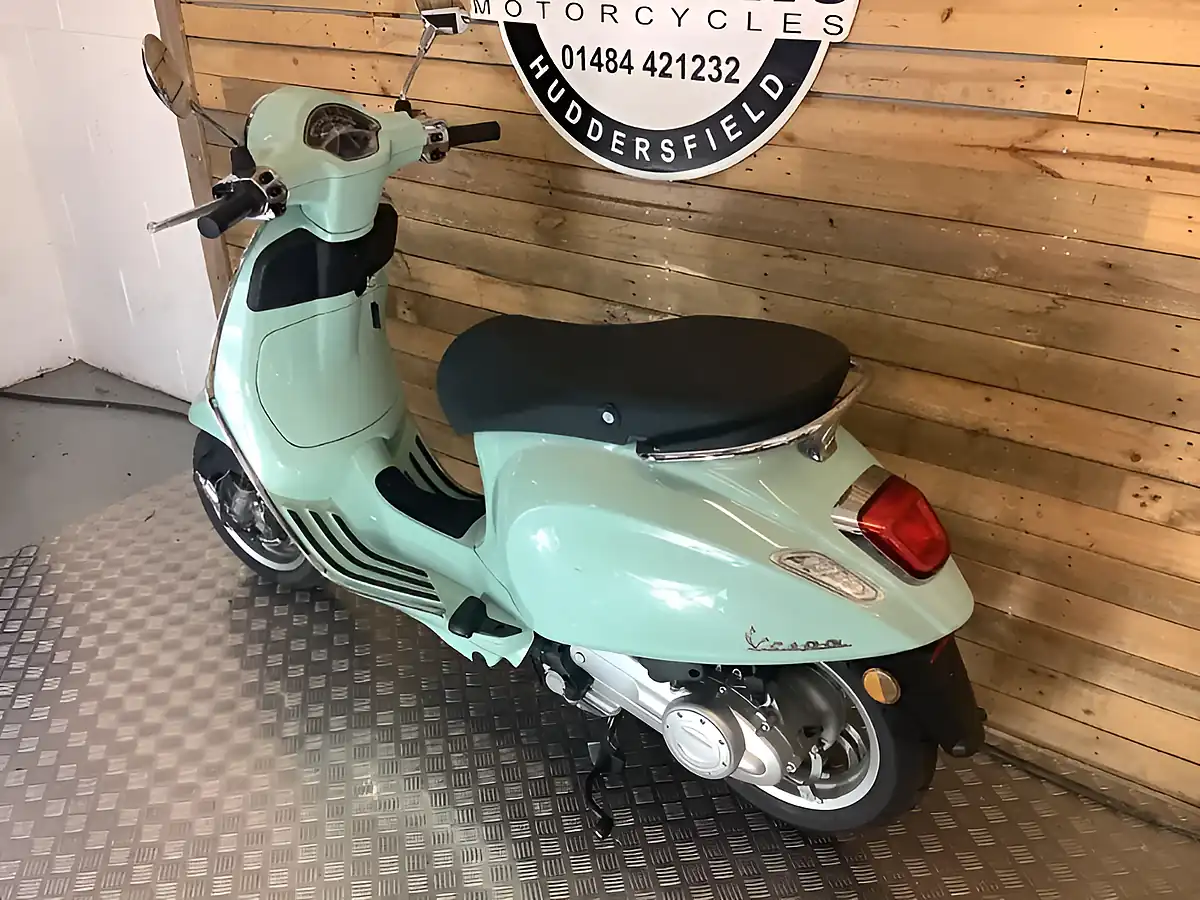 Used 2025 Piaggio Vespa Primavera Green - Interior and Exterior details 6