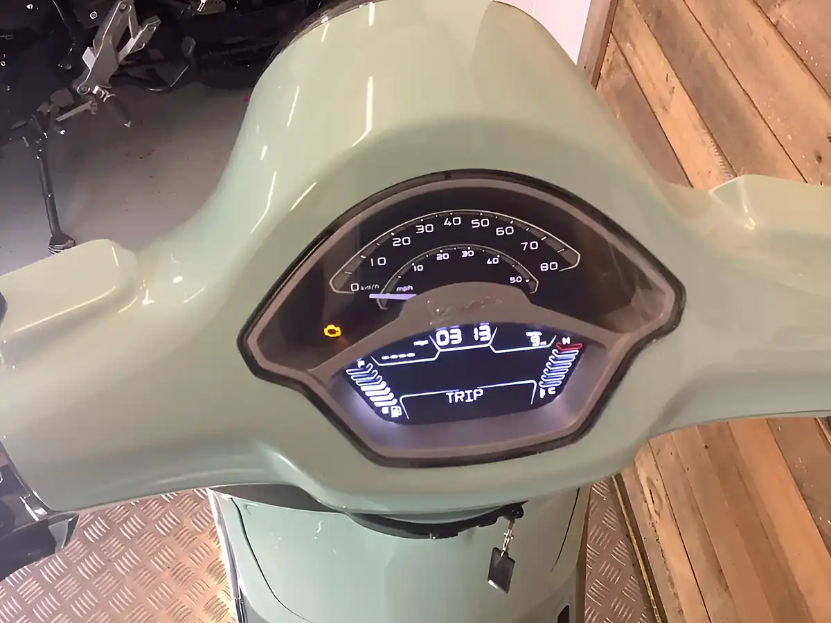 Used 2025 Piaggio Vespa Primavera Green - Interior and Exterior details 7