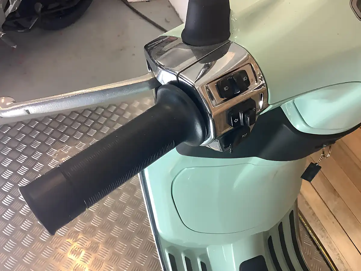 Used 2025 Piaggio Vespa Primavera Green - Interior and Exterior details 8