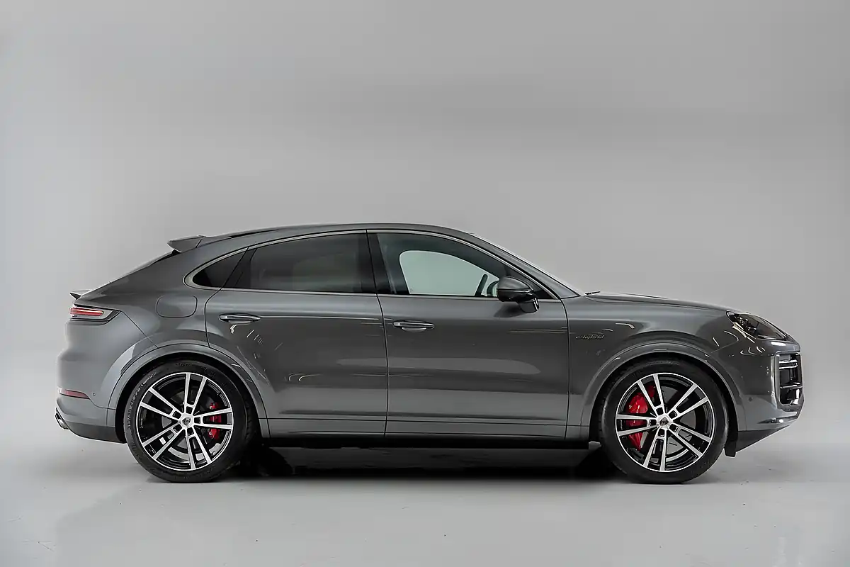 Used 2025 Porsche Cayenne Turbo Quarzite Grey - Interior and Exterior details 6
