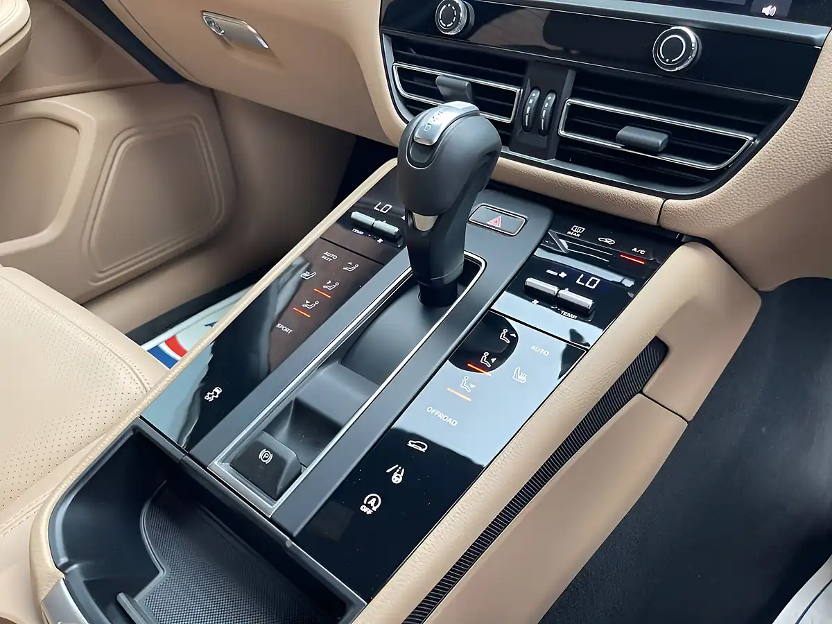 Used 2025 Porsche Macan Blue - Interior and Exterior details 11