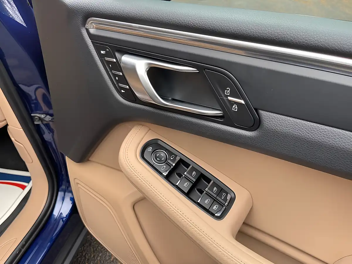 Used 2025 Porsche Macan Blue - Interior and Exterior details 12