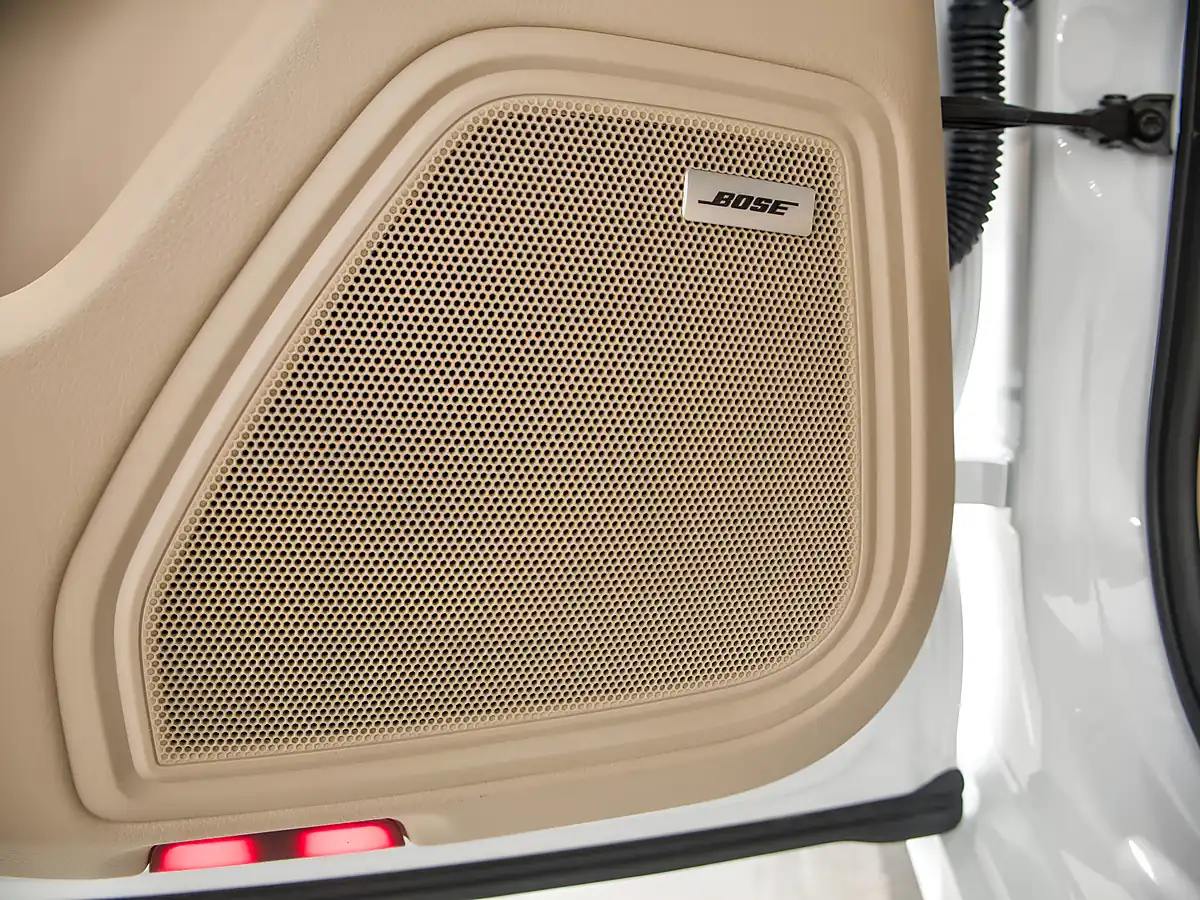 Used 2025 Porsche Macan Macan White - Interior and Exterior details 14