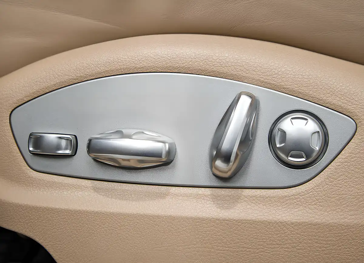 Used 2025 Porsche Macan Macan White - Interior and Exterior details 17