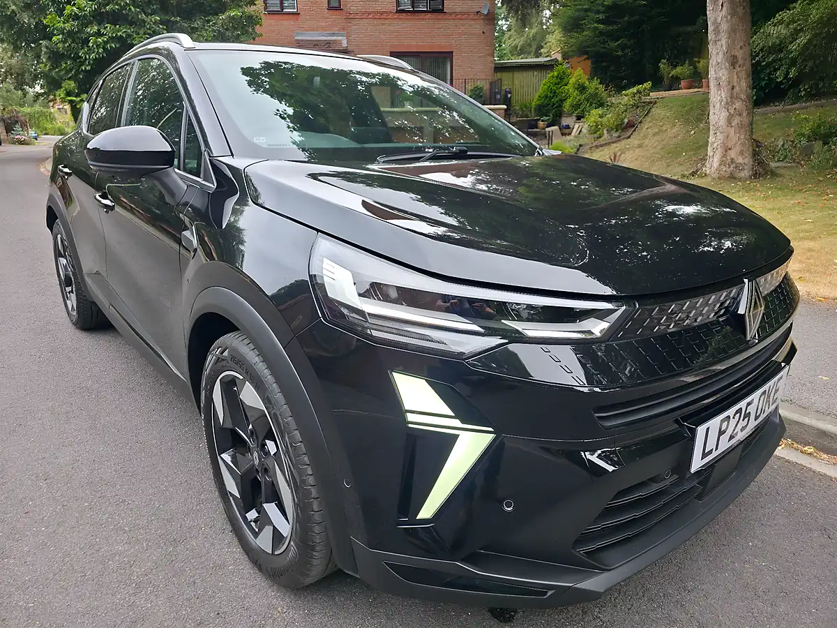 Used 2025 Renault Captur Techno Black - Front View