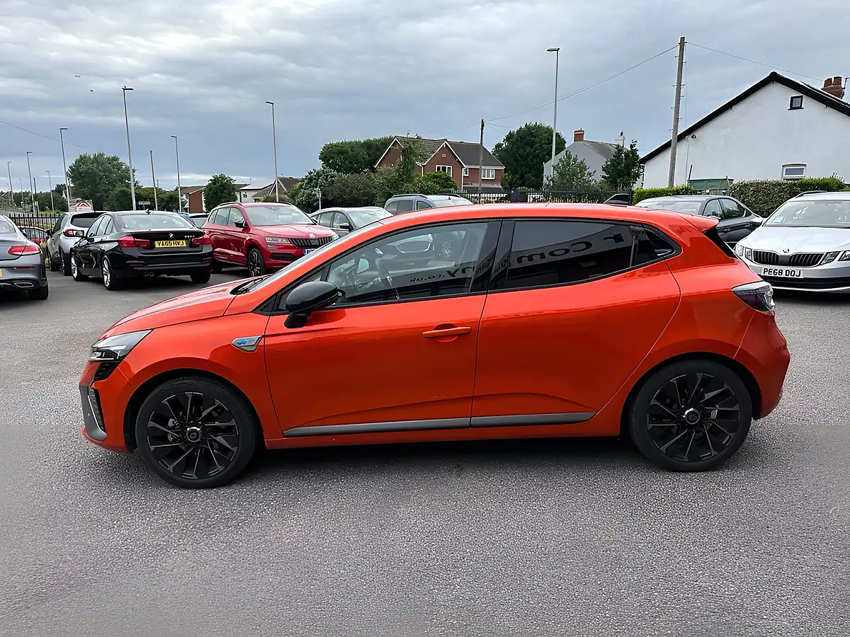 Used 2025 Renault Clio Esprit Alpine Valencia Orange - Interior and Exterior details 9