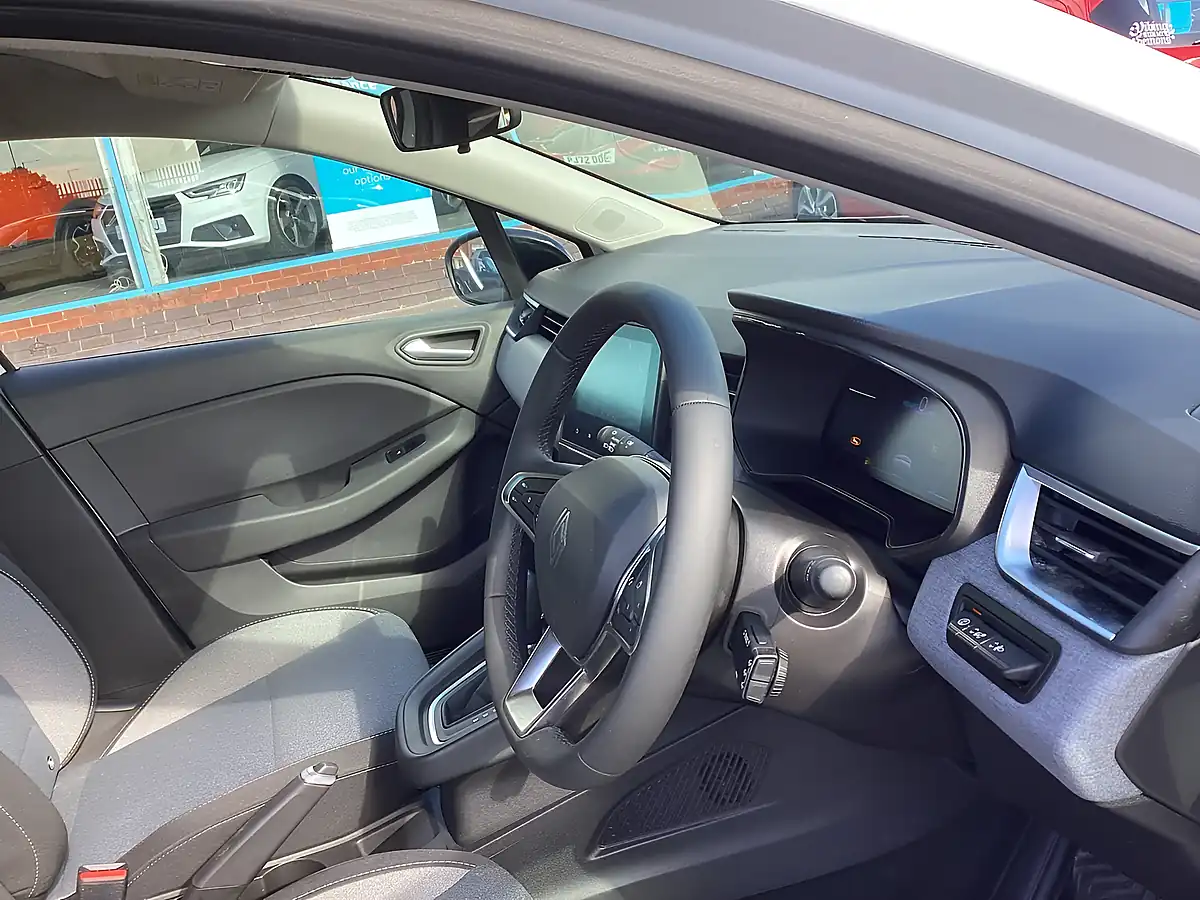 Used 2025 Renault Clio Evolution Glacier White - Interior and Exterior details 6