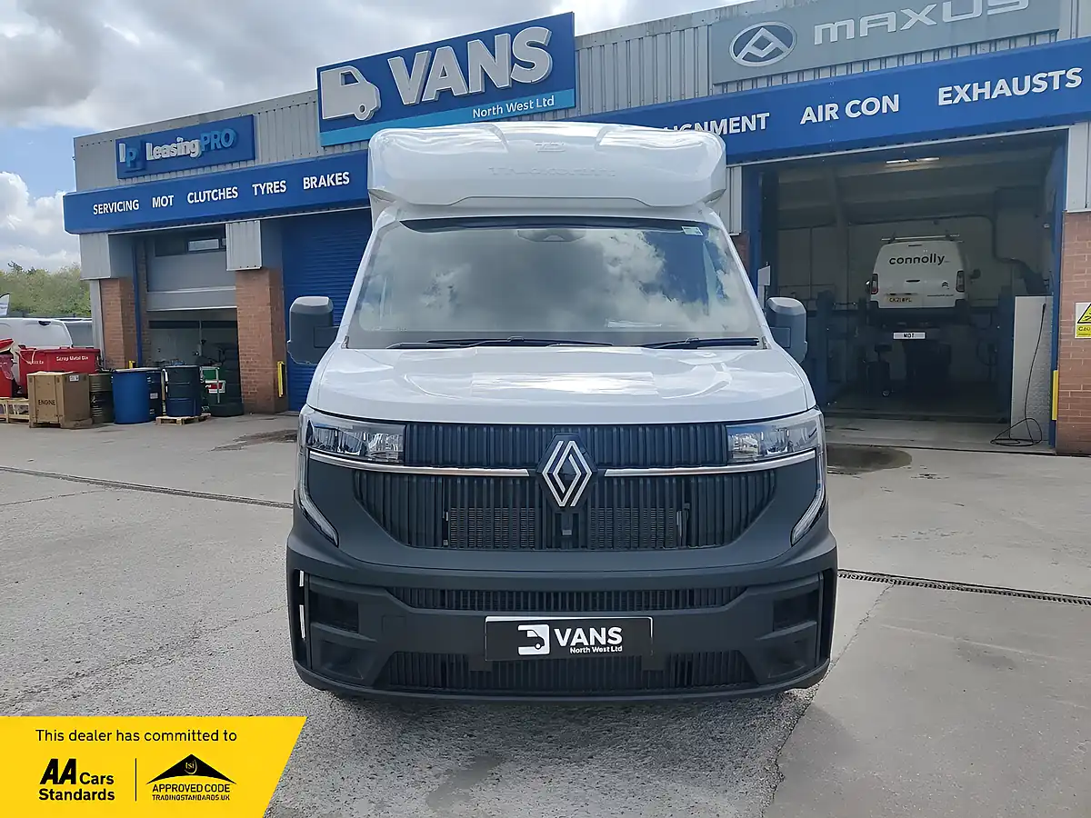 Used 2025 Renault Master Advance Luton Low Loader White - Interior and Exterior details 8