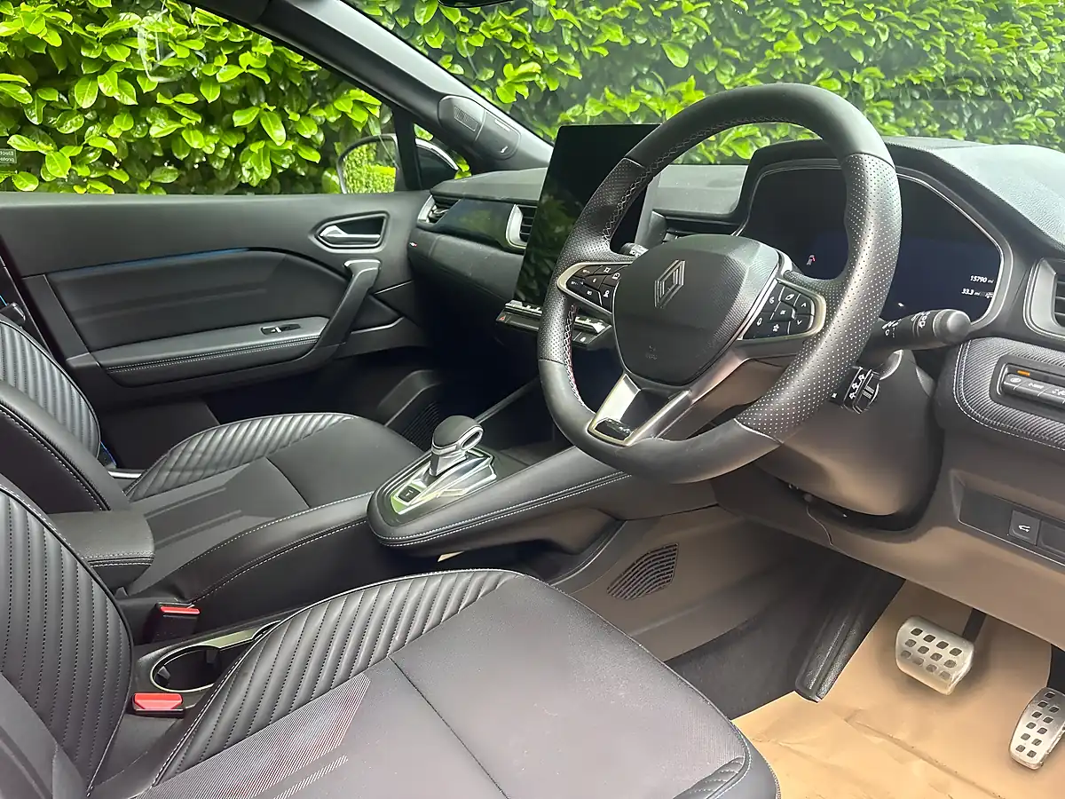 Used 2025 Renault Symbioz Iconic Esprit Alpine Red - Interior and Exterior details 10