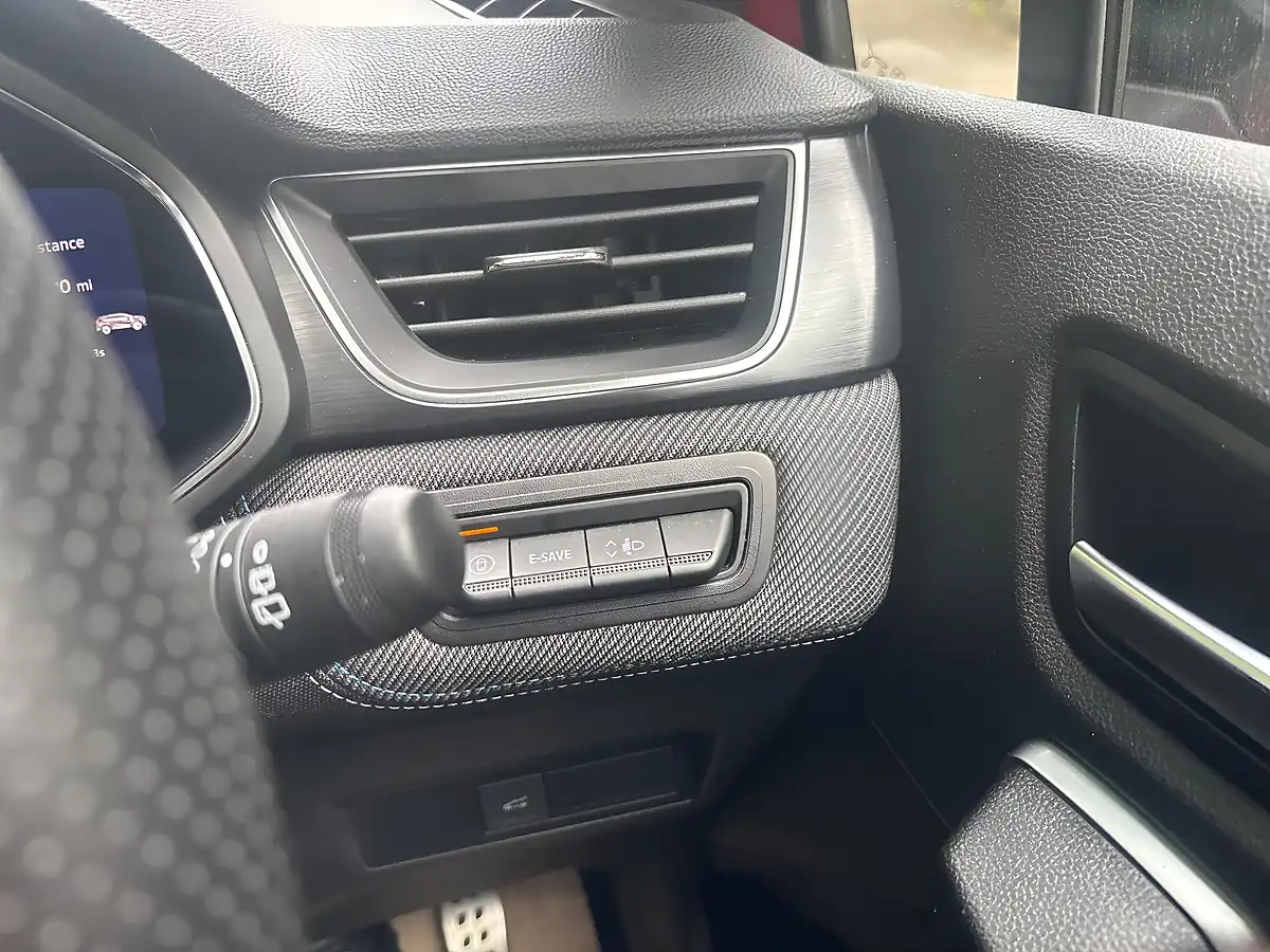 Used 2025 Renault Symbioz Iconic Esprit Alpine Red - Interior and Exterior details 14