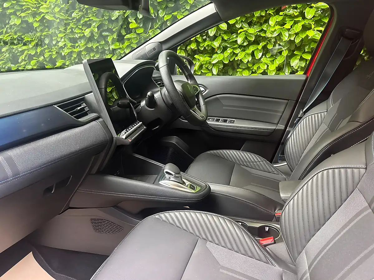 Used 2025 Renault Symbioz Iconic Esprit Alpine Red - Interior and Exterior details 19
