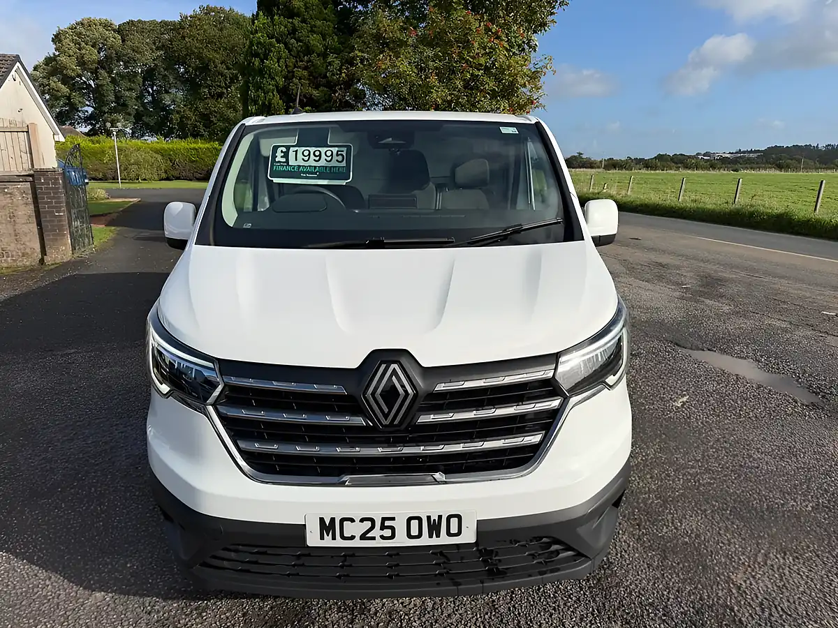 Used 2025 Renault Trafic Advance White - Interior and Exterior details 10