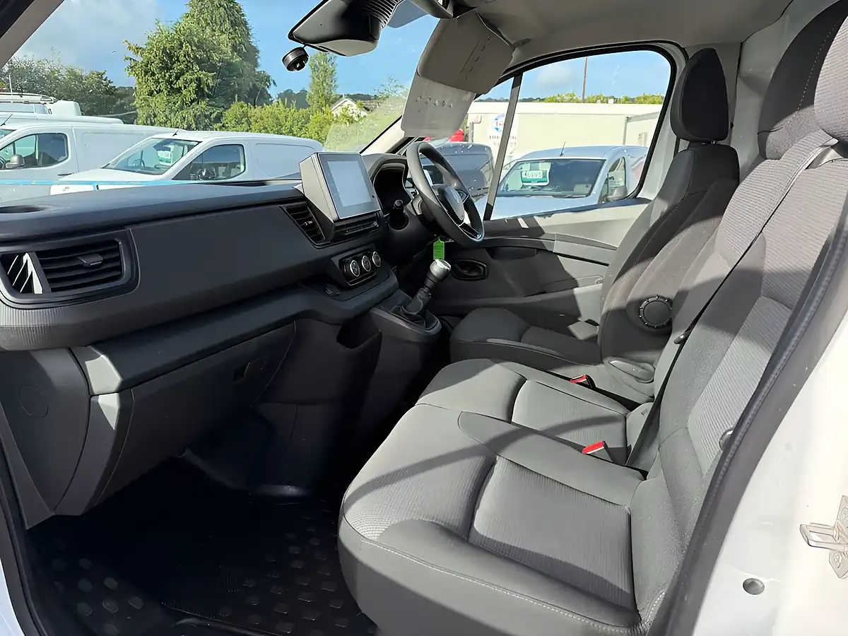 Used 2025 Renault Trafic Advance White - Interior and Exterior details 13