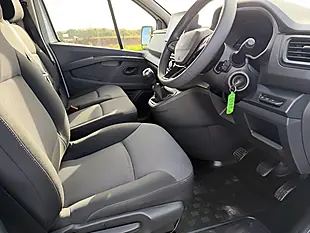 Used 2025 Renault Trafic Advance White - Interior and Exterior details 14
