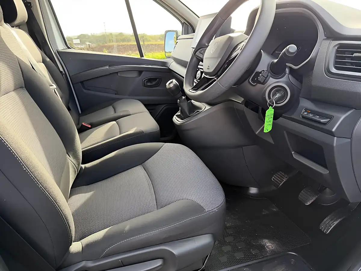 Used 2025 Renault Trafic Advance White - Interior and Exterior details 14