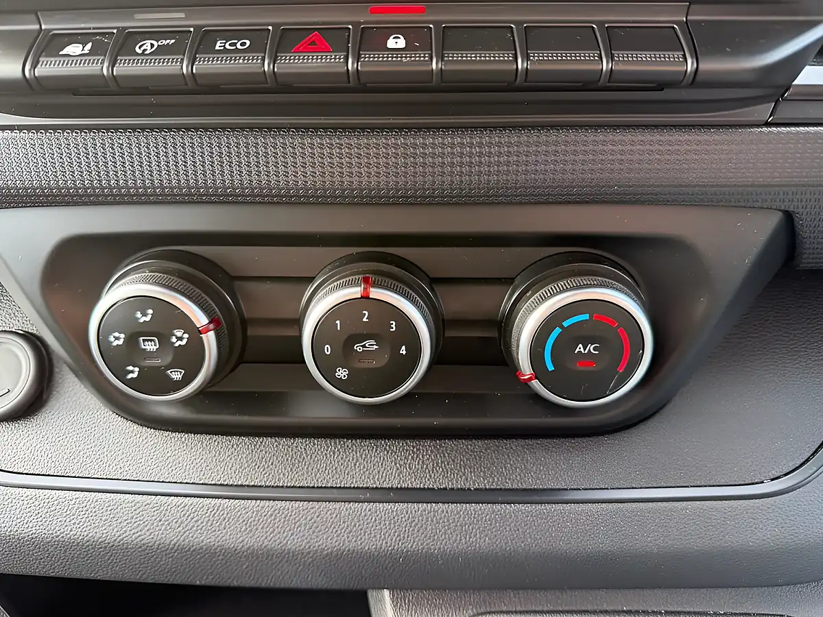 Used 2025 Renault Trafic Advance White - Interior and Exterior details 16