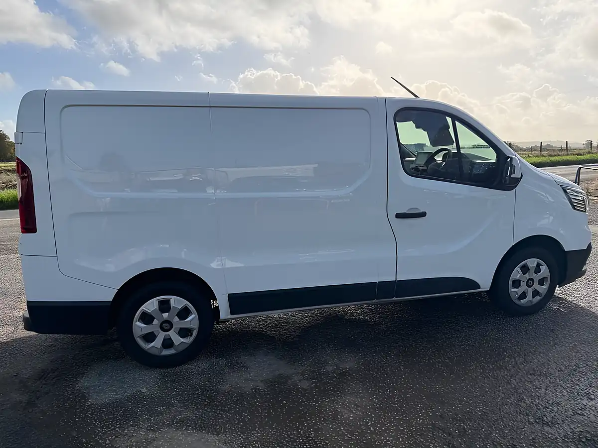Used 2025 Renault Trafic Advance White - Interior and Exterior details 3