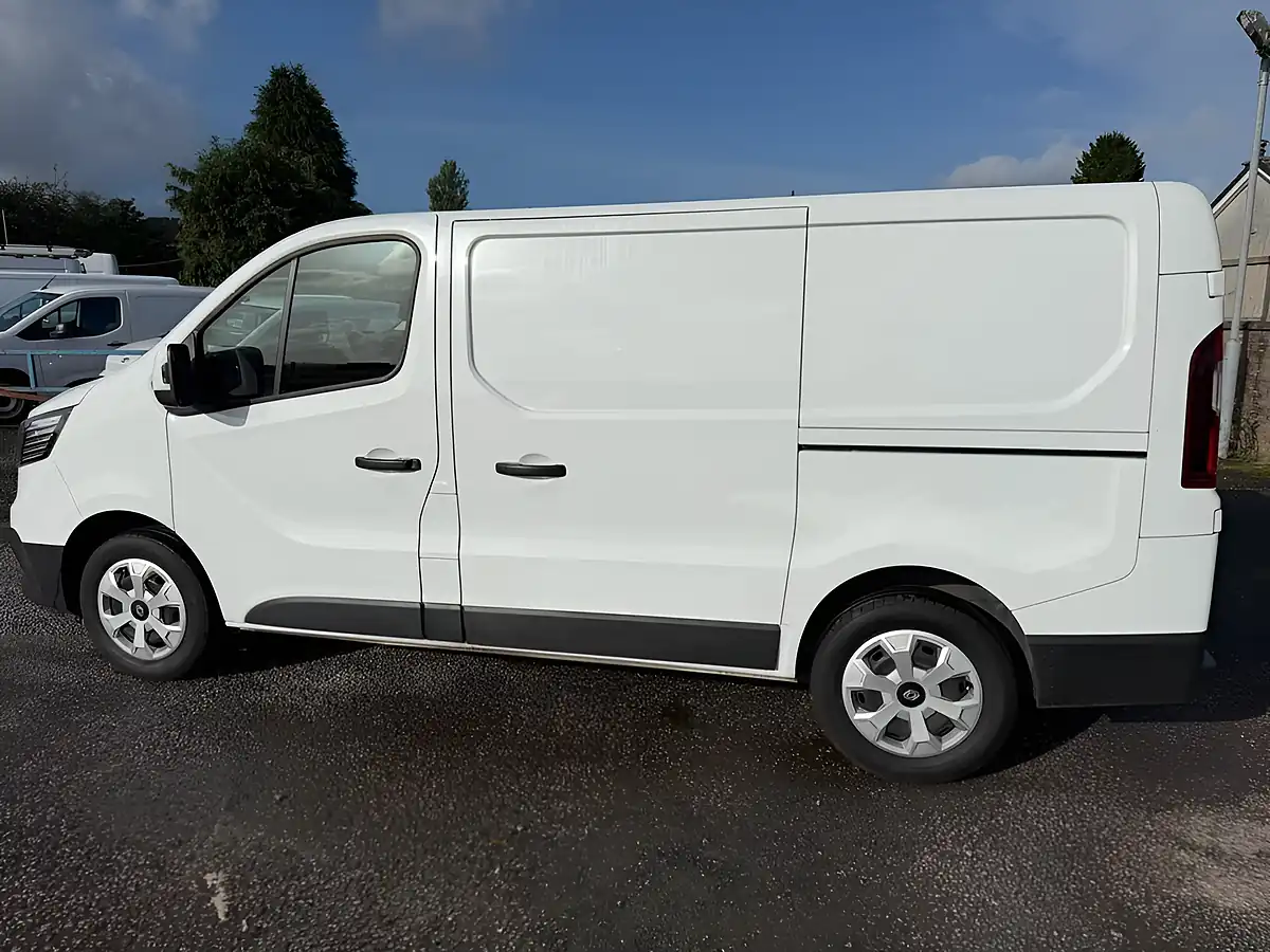 Used 2025 Renault Trafic Advance White - Interior and Exterior details 7