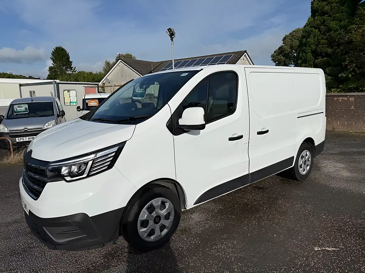Used 2025 Renault Trafic Advance White - Interior and Exterior details 8