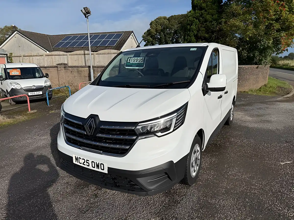 Used 2025 Renault Trafic Advance White - Interior and Exterior details 9