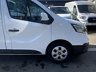 Used 2025 Renault Trafic SL30 Advance Glacier White - Interior and Exterior details 10