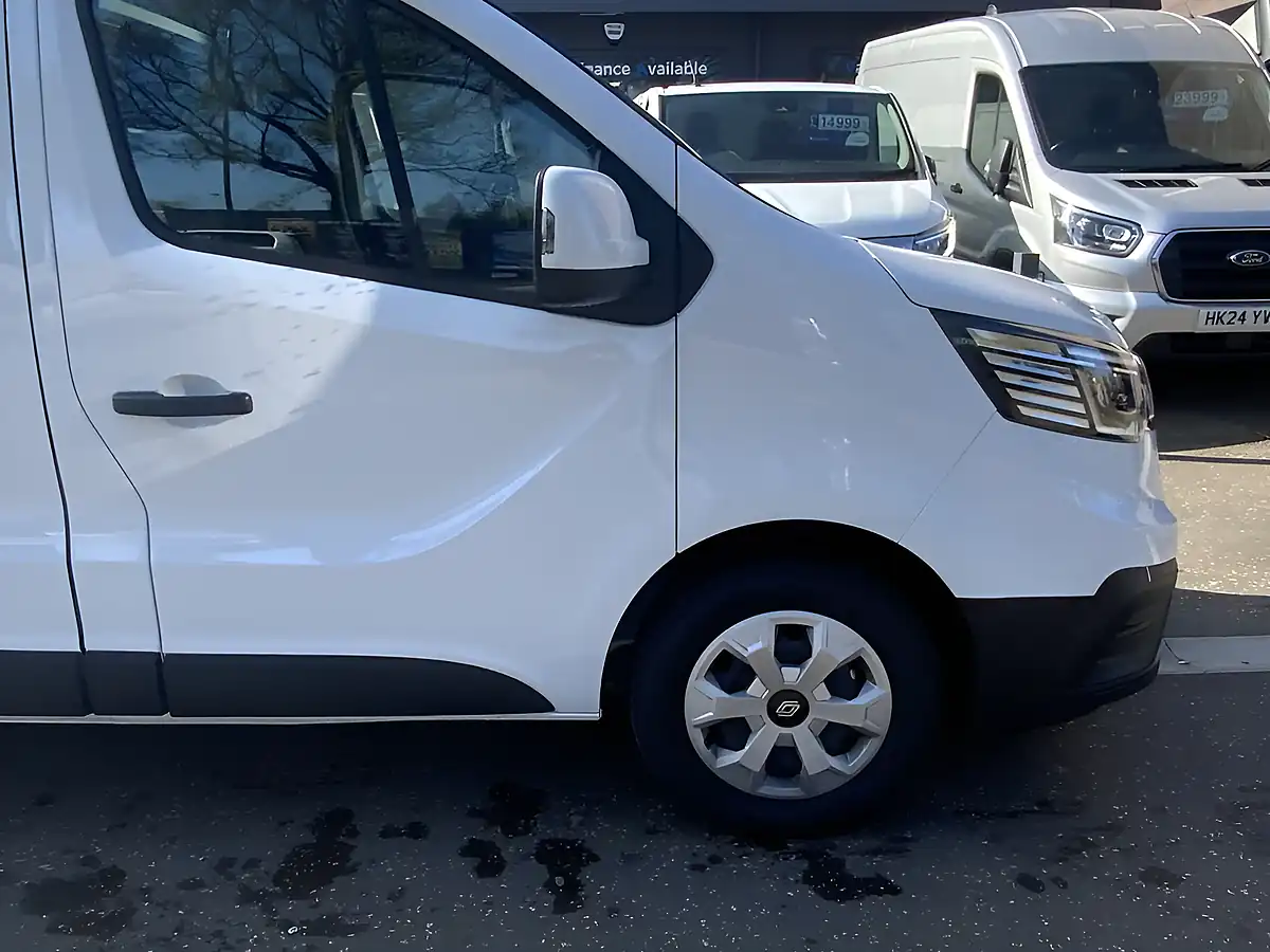 Used 2025 Renault Trafic SL30 Advance Glacier White - Interior and Exterior details 10