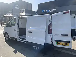 Used 2025 Renault Trafic SL30 Advance Glacier White - Interior and Exterior details 11