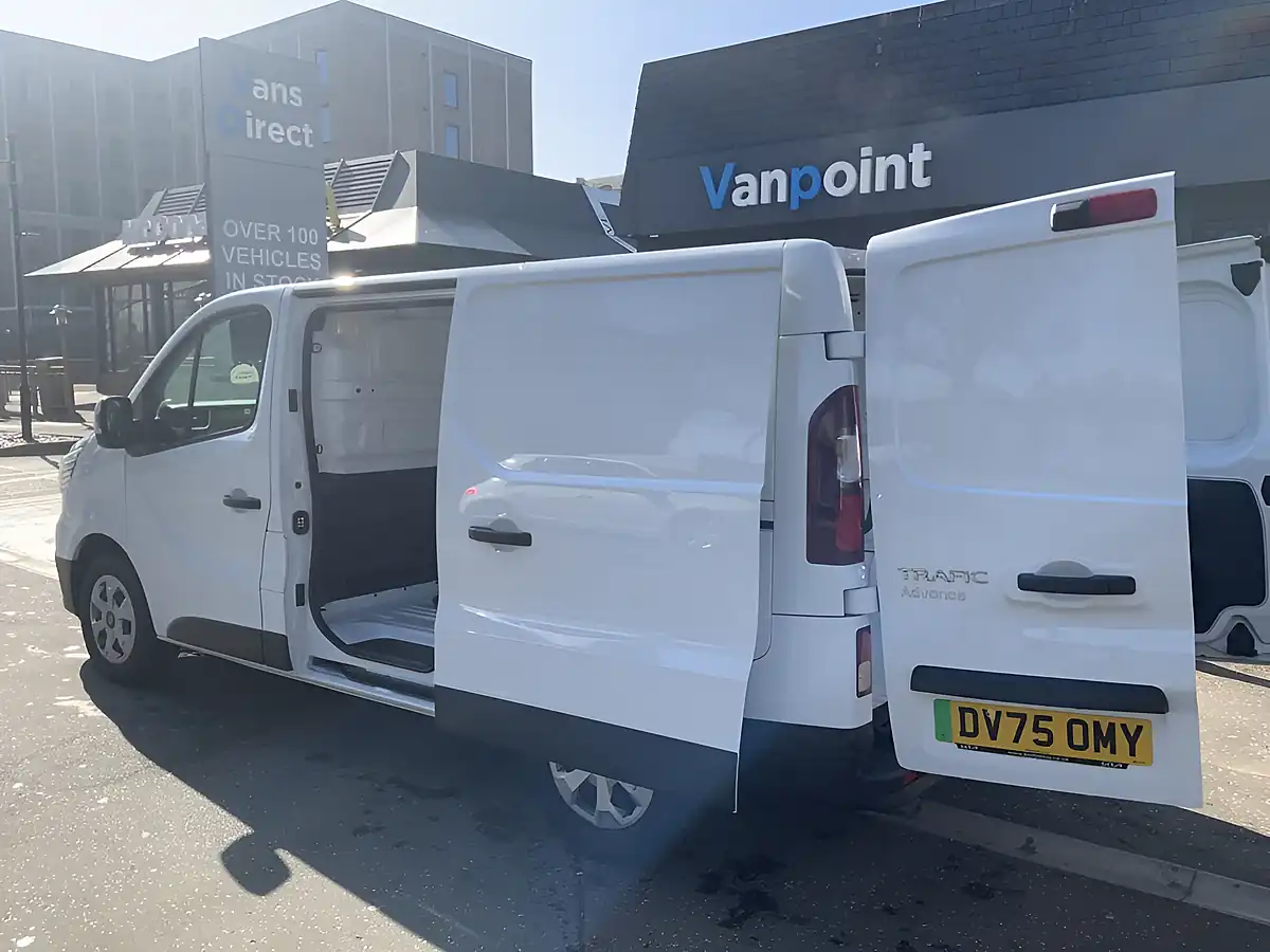 Used 2025 Renault Trafic SL30 Advance Glacier White - Interior and Exterior details 11