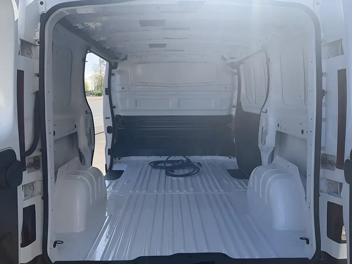 Used 2025 Renault Trafic SL30 Advance Glacier White - Interior and Exterior details 12