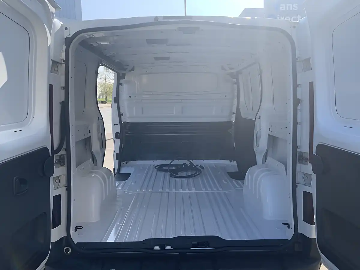 Used 2025 Renault Trafic SL30 Advance Glacier White - Interior and Exterior details 13