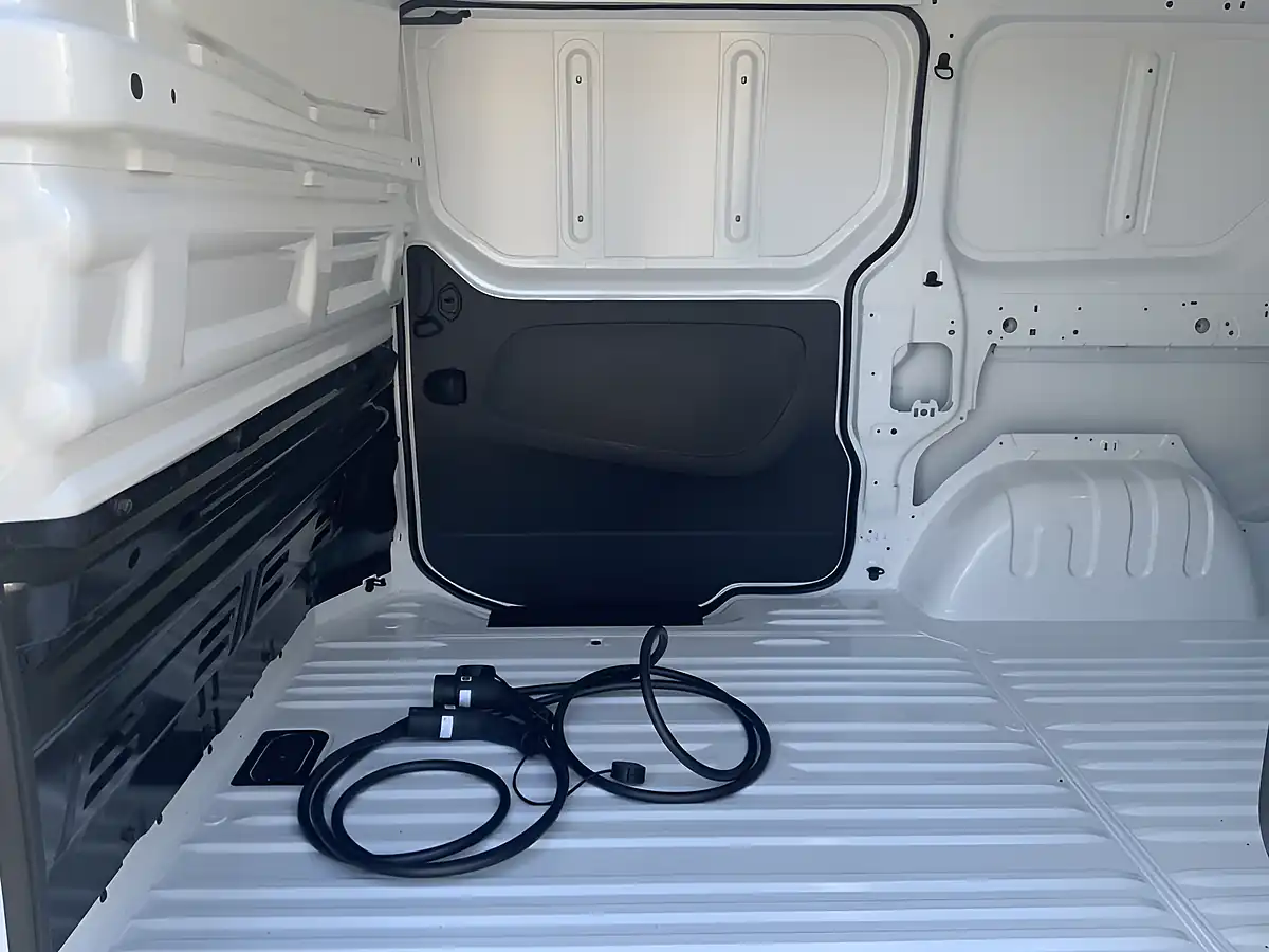 Used 2025 Renault Trafic SL30 Advance Glacier White - Interior and Exterior details 14