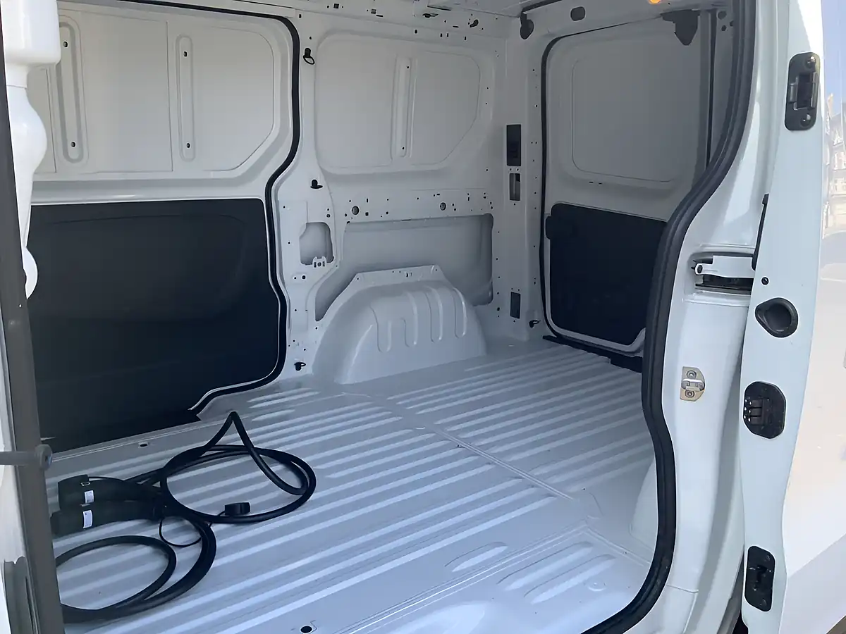 Used 2025 Renault Trafic SL30 Advance Glacier White - Interior and Exterior details 15