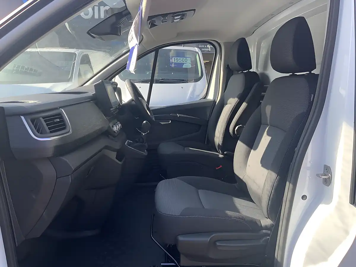 Used 2025 Renault Trafic SL30 Advance Glacier White - Interior and Exterior details 16