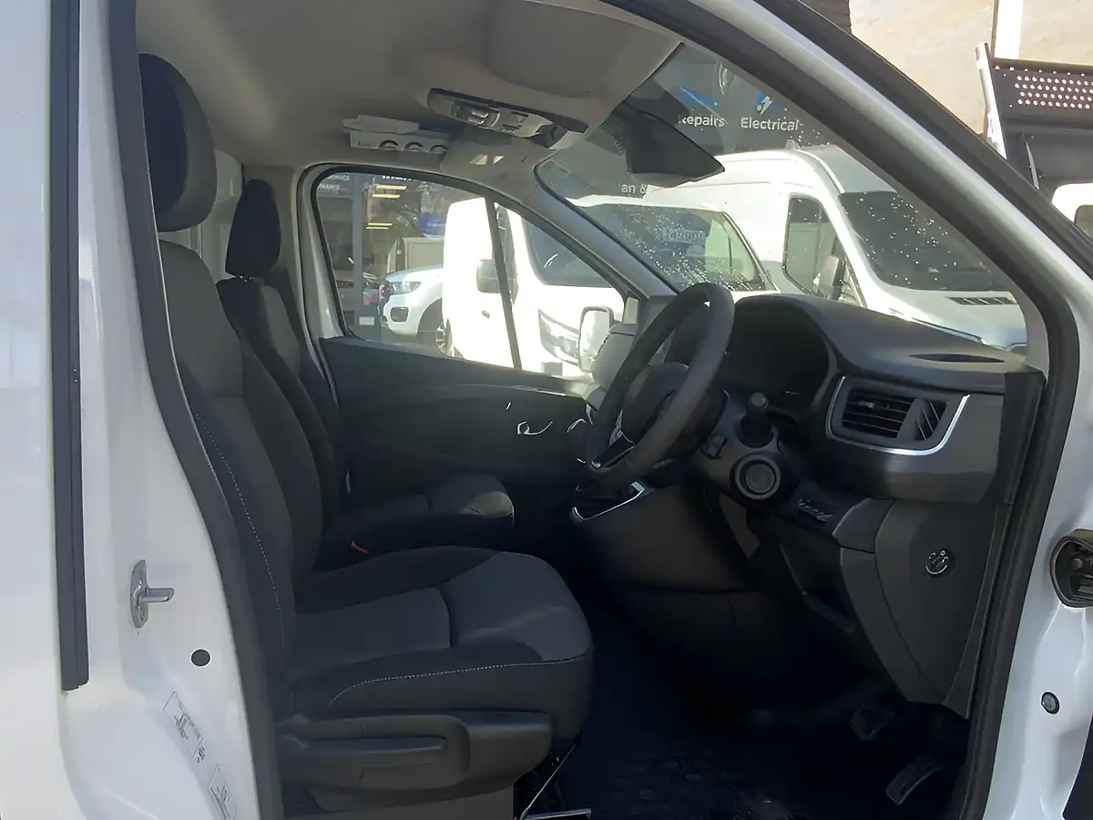 Used 2025 Renault Trafic SL30 Advance Glacier White - Interior and Exterior details 20