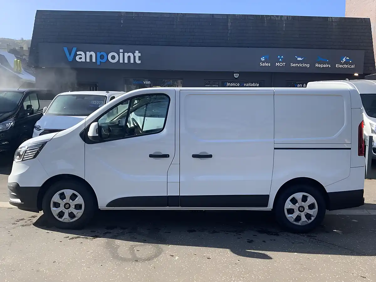 Used 2025 Renault Trafic SL30 Advance Glacier White - Interior and Exterior details 7