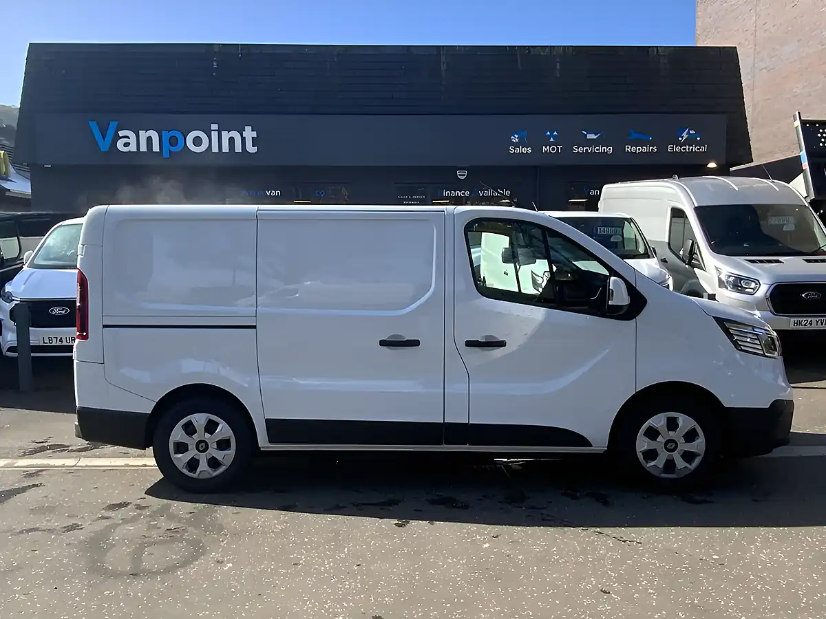 Used 2025 Renault Trafic SL30 Advance Glacier White - Interior and Exterior details 8