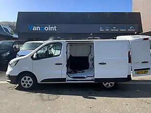 Used 2025 Renault Trafic SL30 Advance Glacier White - Interior and Exterior details 9
