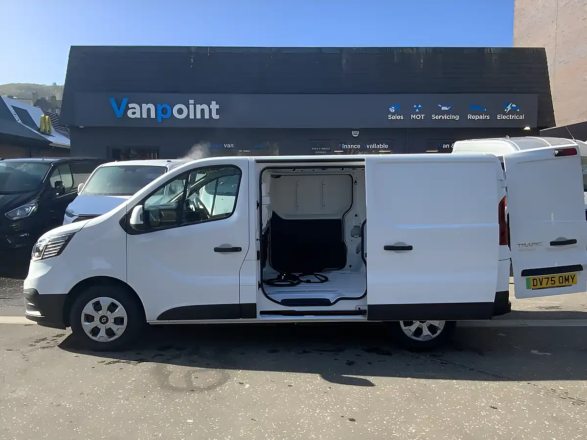 Used 2025 Renault Trafic SL30 Advance Glacier White - Interior and Exterior details 9