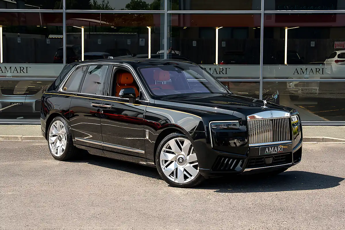 Used 2025 Rolls-Royce Cullinan Silver Badge Series Ii Black Diamond - Front View