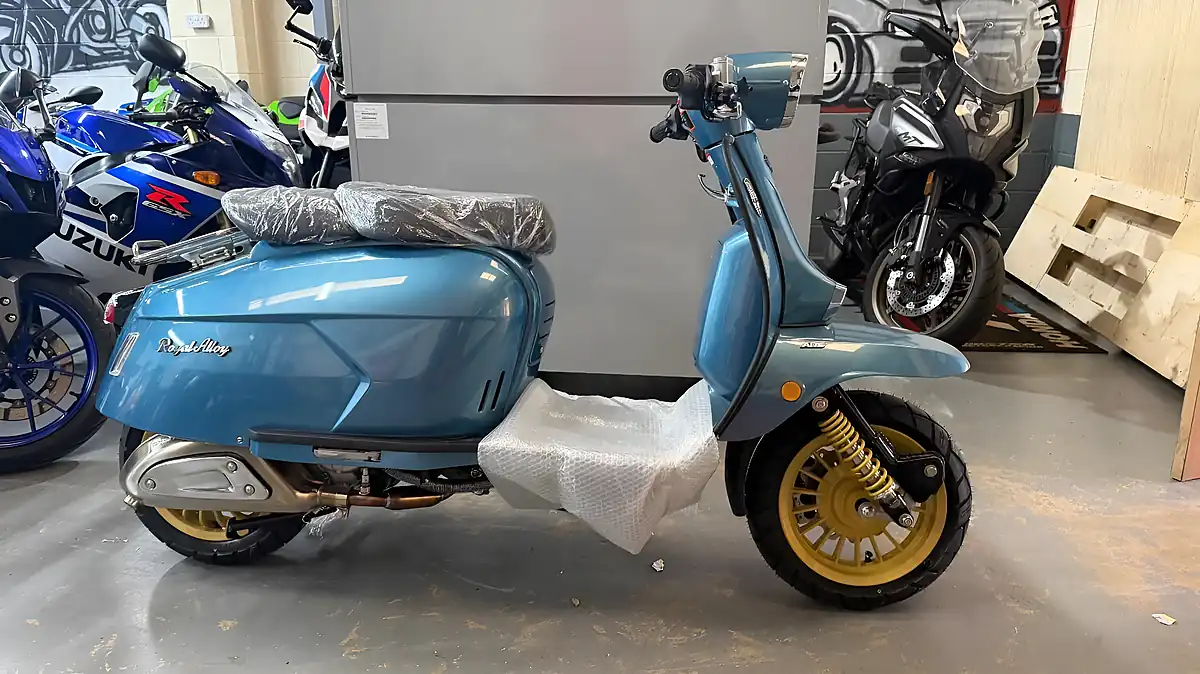 Used 2025 Royal Alloy GP350 Se Blue - Interior and Exterior details 2