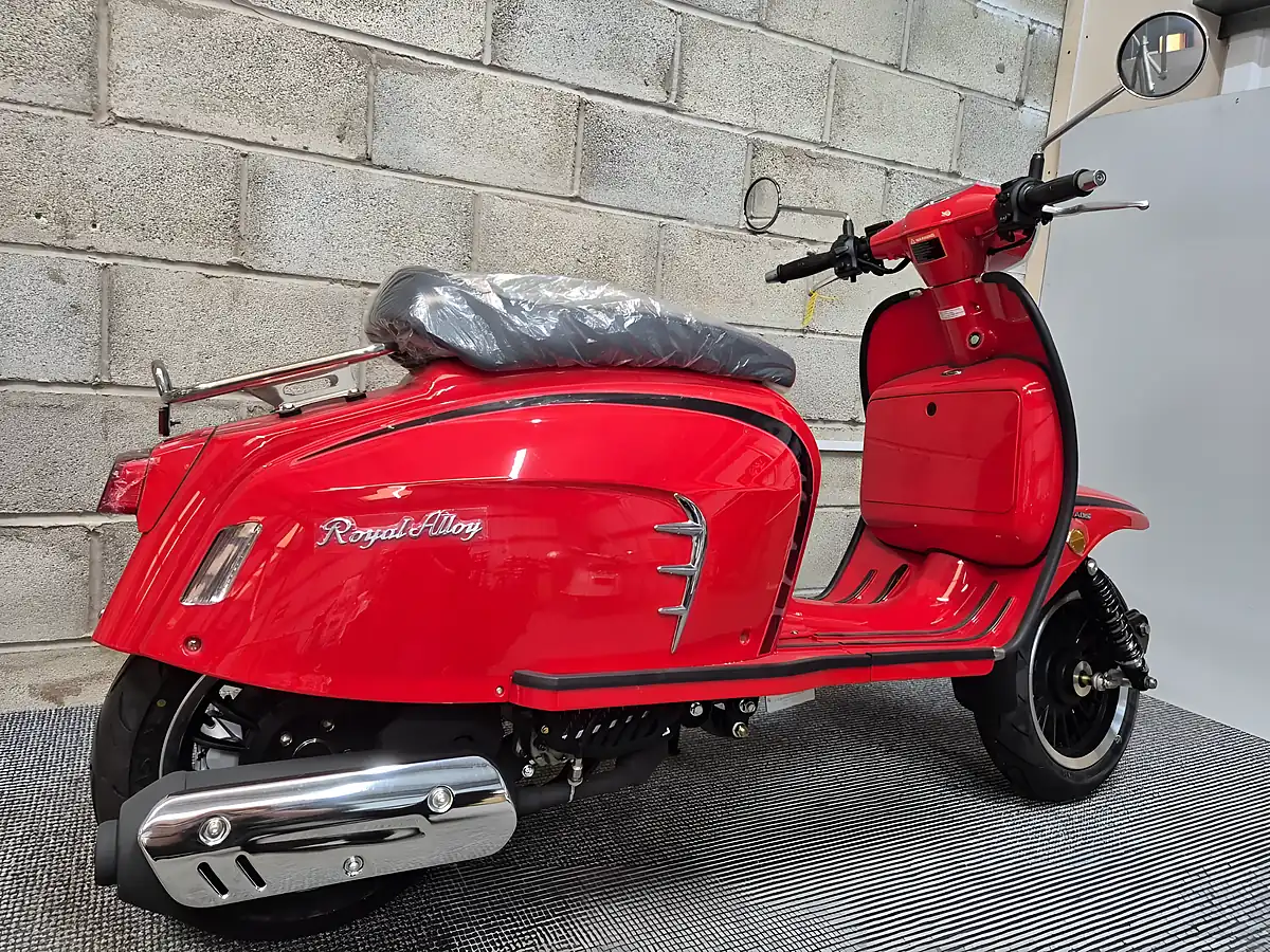 Used 2025 Royal Alloy GT125 Red - Interior and Exterior details 5
