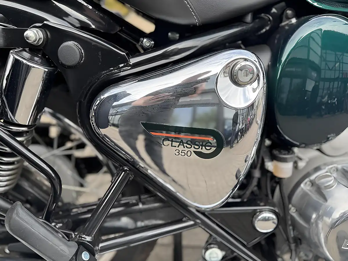 Used 2025 Royal Enfield Classic 350 Silver/Green - Interior and Exterior details 12