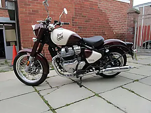 Used 2025 Royal Enfield Classic 650 Twin Classic Vallam Red - Interior and Exterior details 11