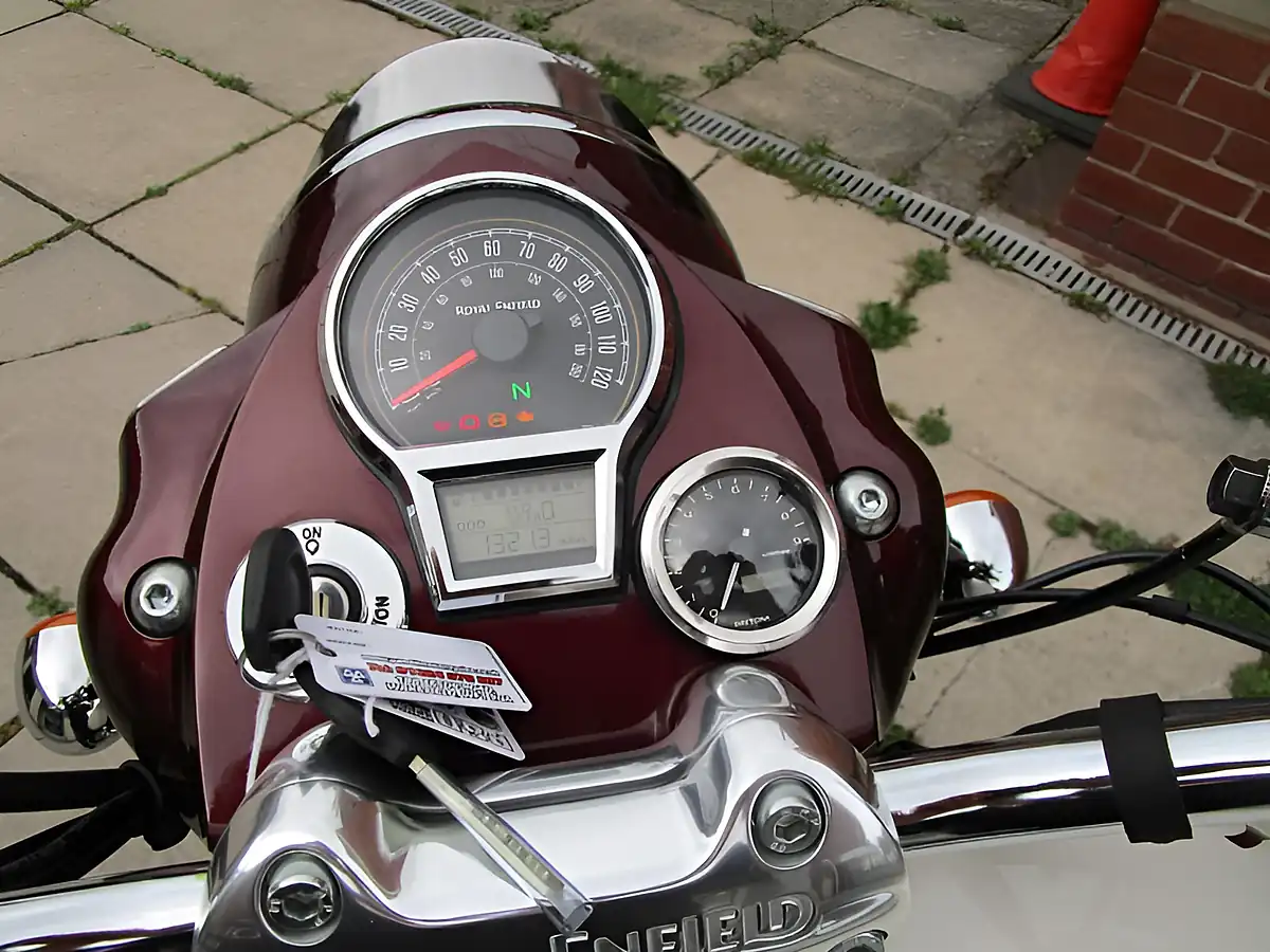 Used 2025 Royal Enfield Classic 650 Twin Classic Vallam Red - Interior and Exterior details 17