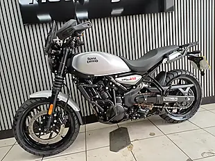 Used 2025 Royal Enfield Guerilla Silver - Interior and Exterior details 11