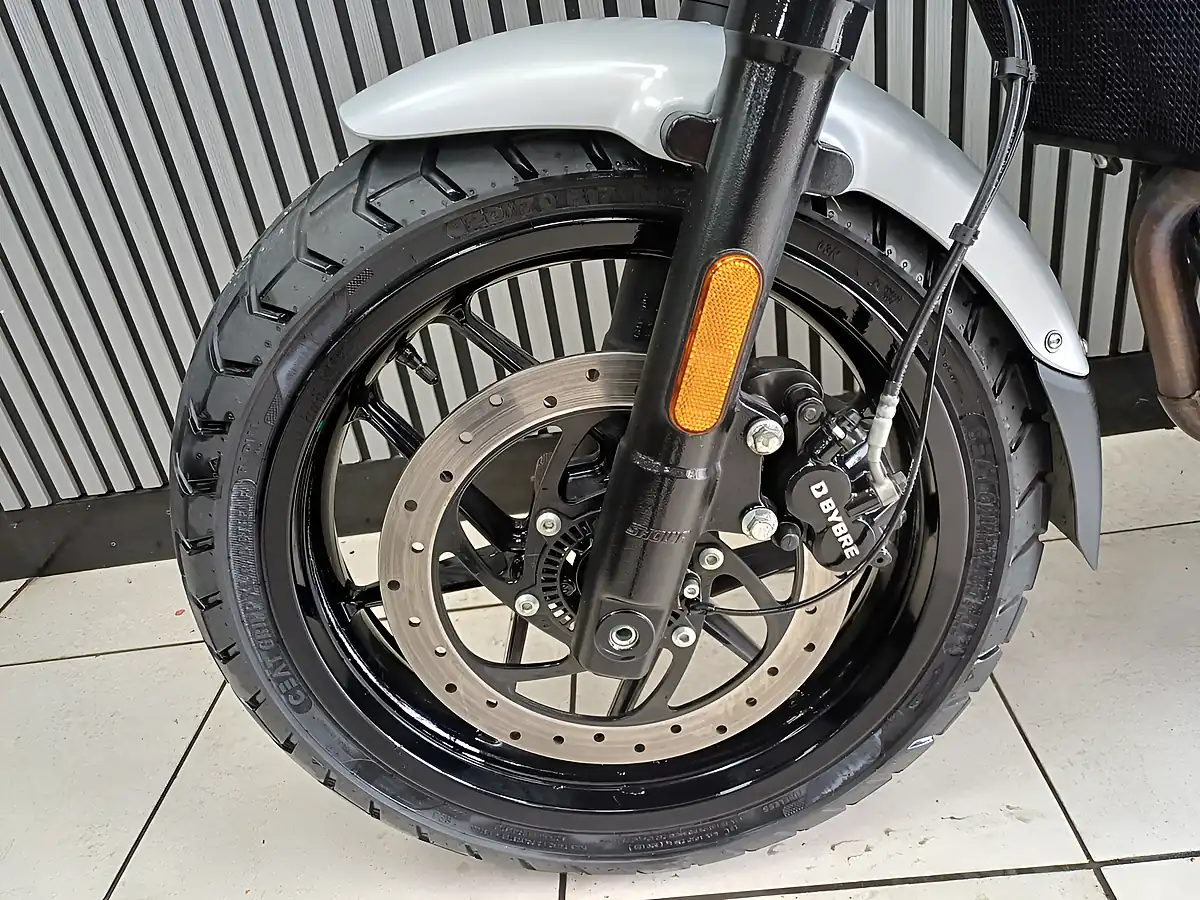 Used 2025 Royal Enfield Guerilla Silver - Interior and Exterior details 16