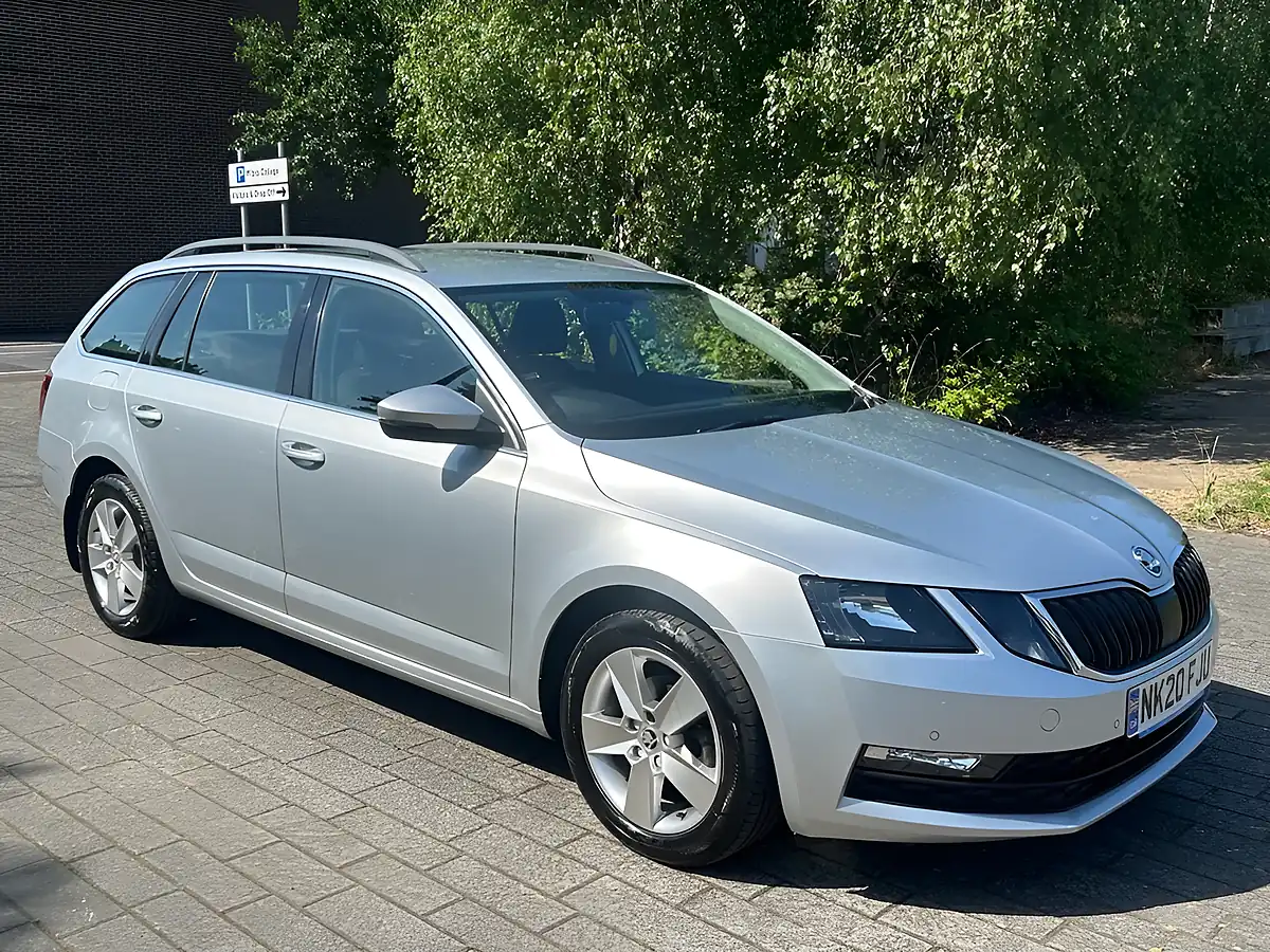 Used 2025 Skoda Octavia Se Technology Silver - Front View