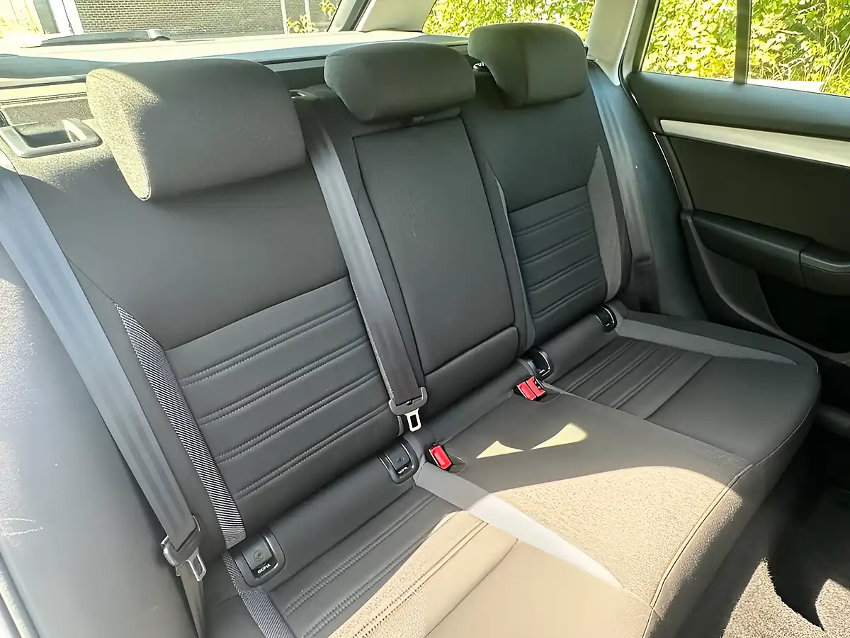 Used 2025 Skoda Octavia Se Technology Silver - Interior and Exterior details 17