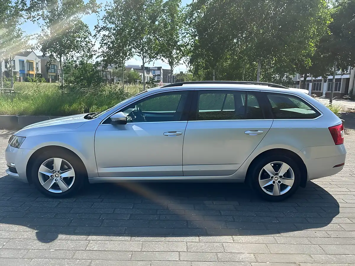 Used 2025 Skoda Octavia Se Technology Silver - Interior and Exterior details 6