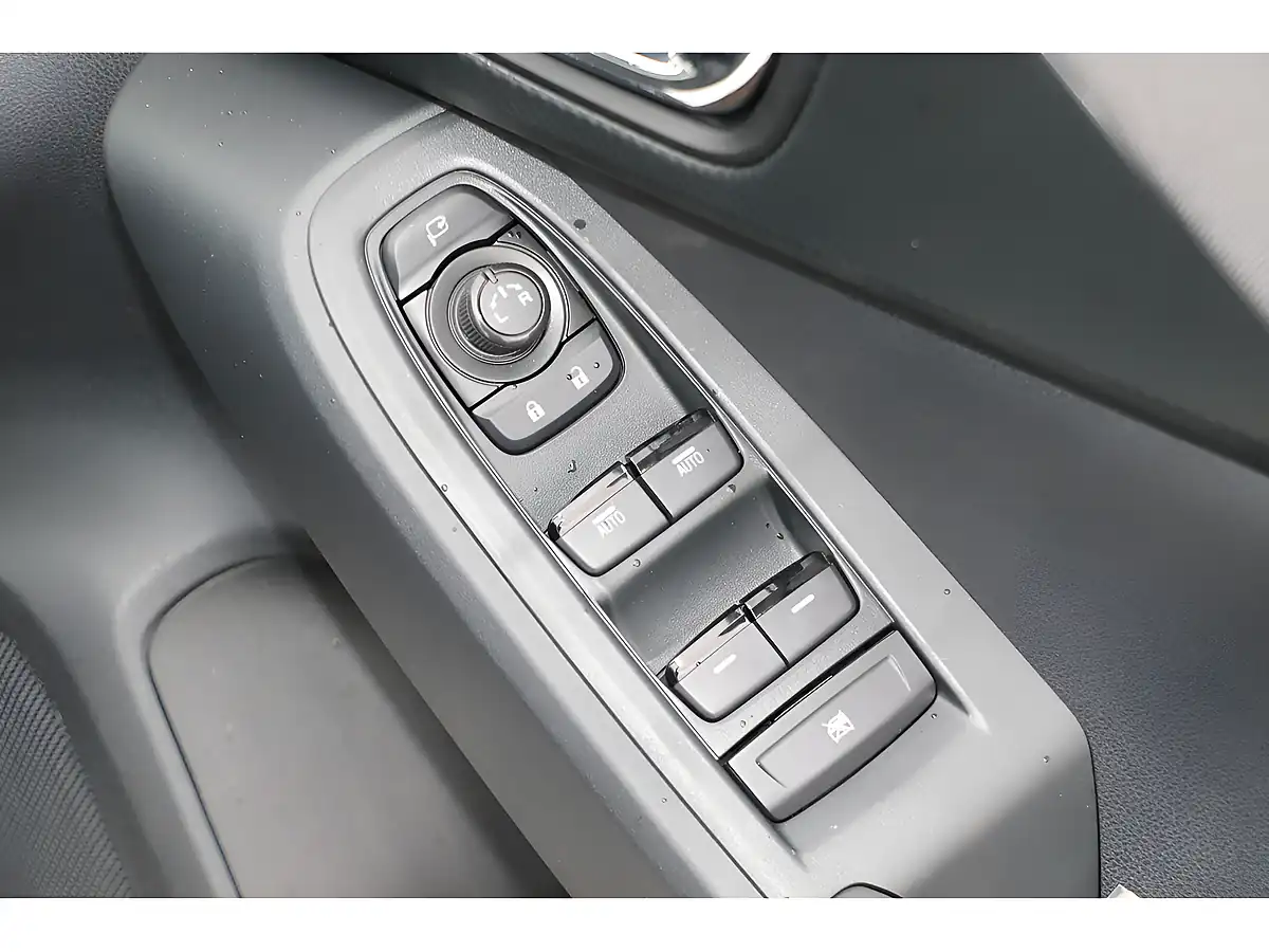Used 2025 Subaru Crosstrek Limited White - Interior and Exterior details 8